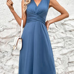 Camilla™ - Blauwe mouwloze midi-jurk met V-hals en gedraaide voorkant.